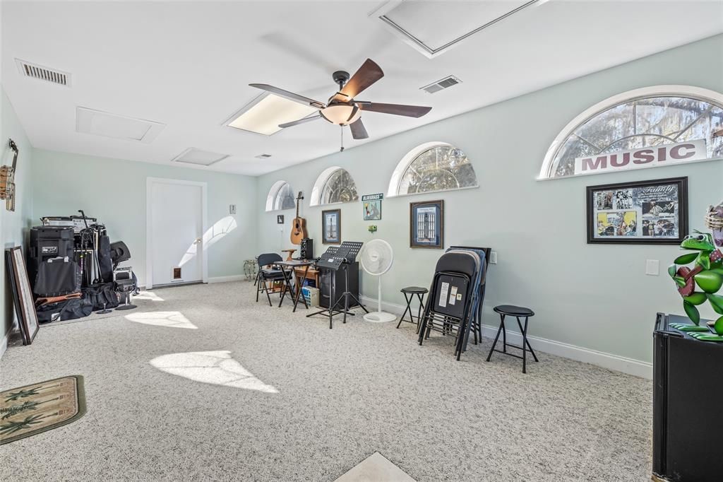 Active With Contract: $335,000 (3 beds, 2 baths, 1728 Square Feet)