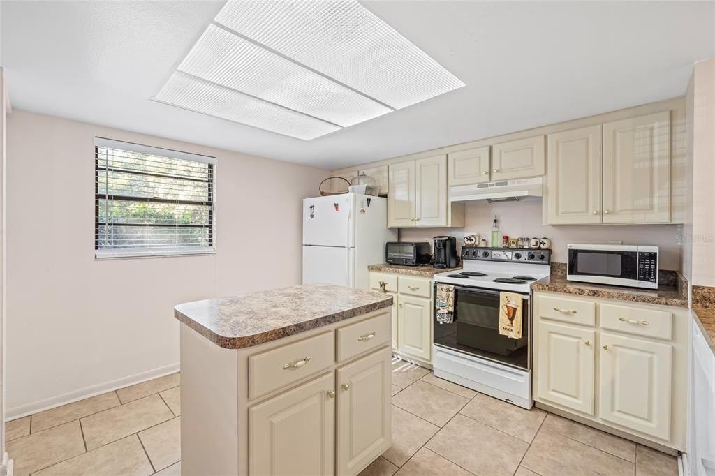 Active With Contract: $335,000 (3 beds, 2 baths, 1728 Square Feet)