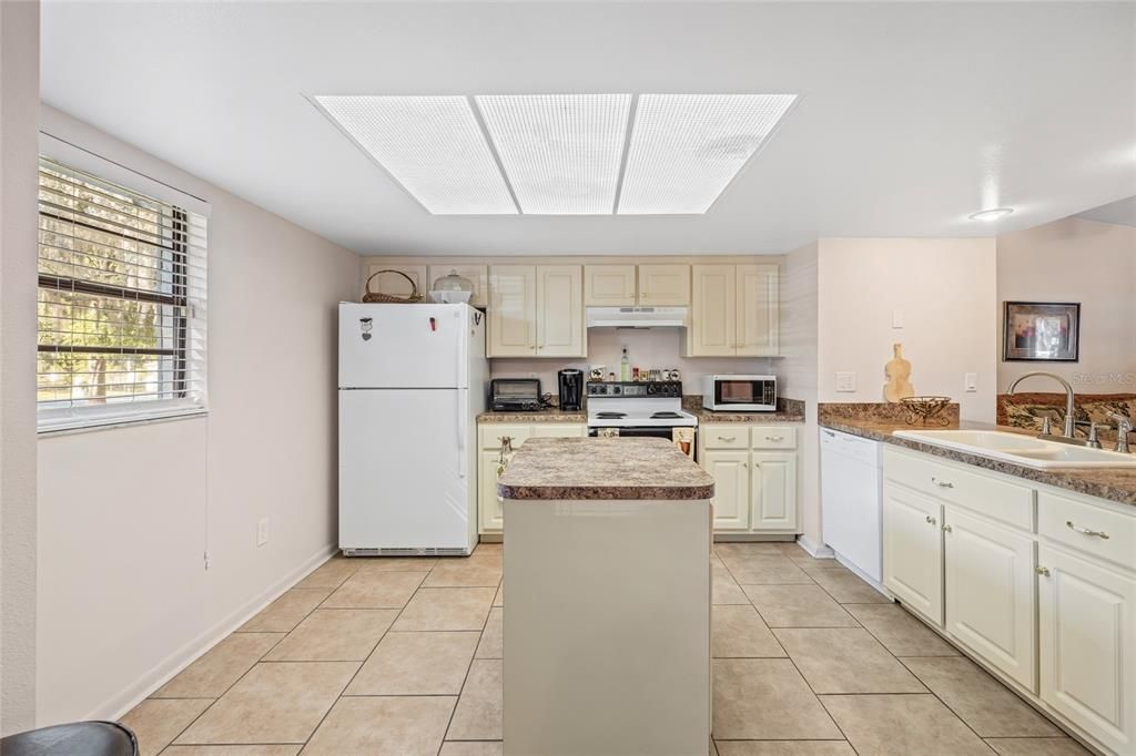 Active With Contract: $335,000 (3 beds, 2 baths, 1728 Square Feet)