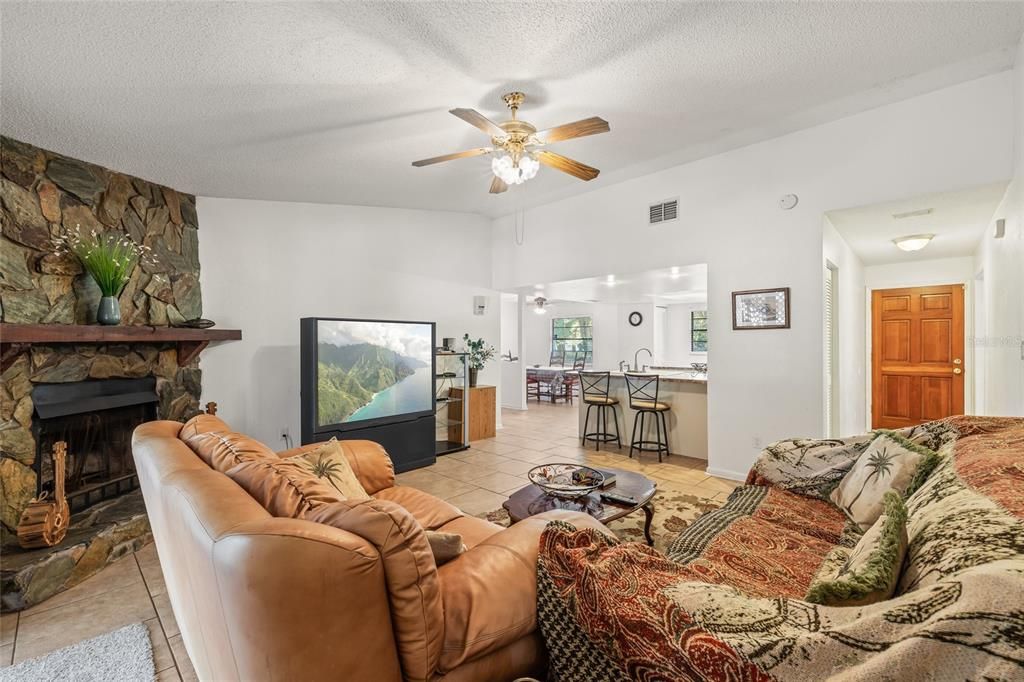 Active With Contract: $335,000 (3 beds, 2 baths, 1728 Square Feet)