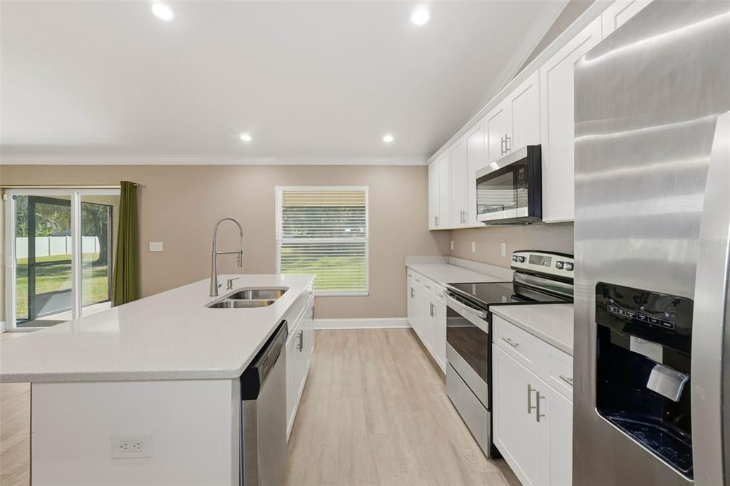 待售: $640,000 (5 贝兹, 3 浴室, 2400 平方英尺)