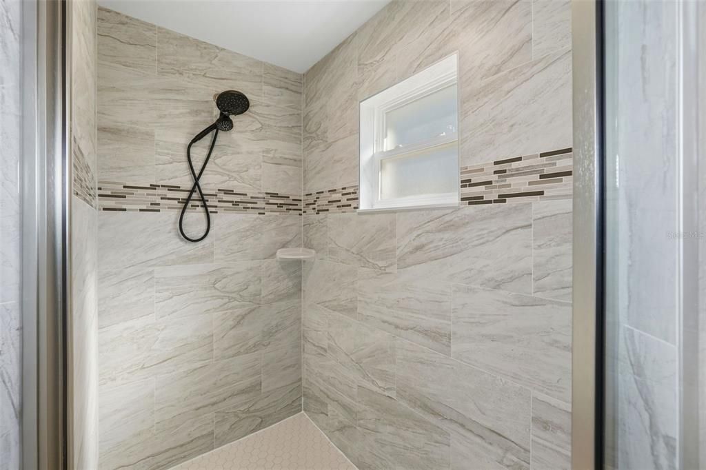 待售: $640,000 (5 贝兹, 3 浴室, 2400 平方英尺)