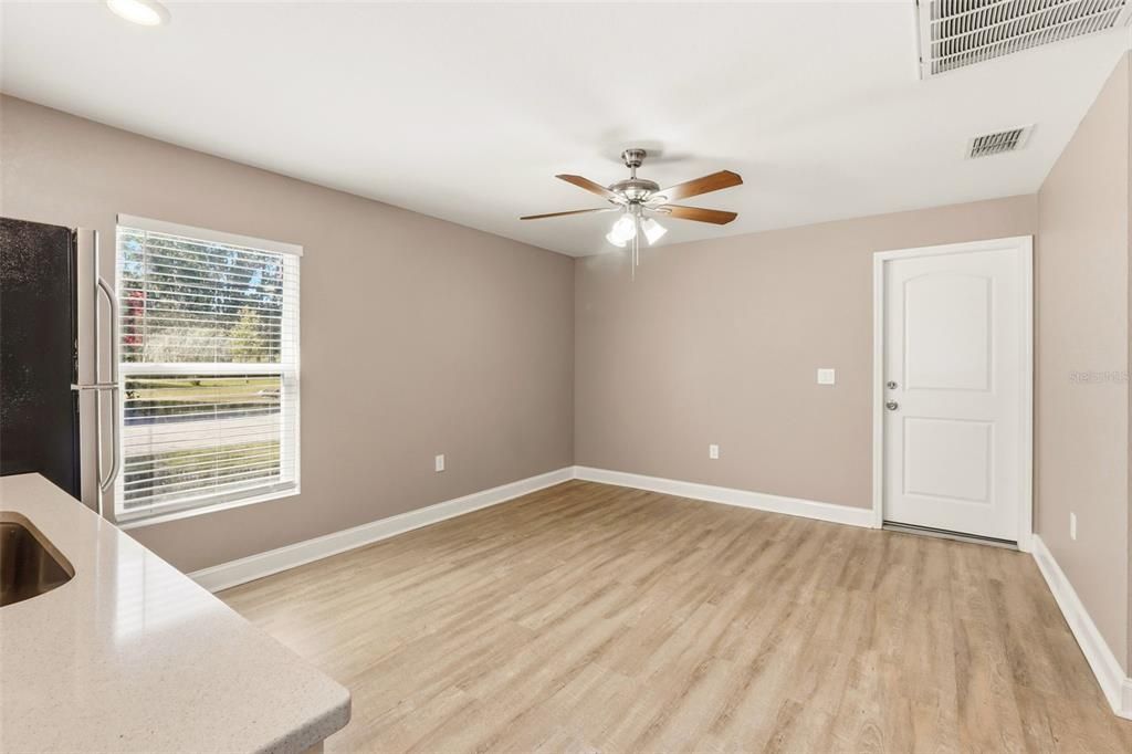 待售: $640,000 (5 贝兹, 3 浴室, 2400 平方英尺)