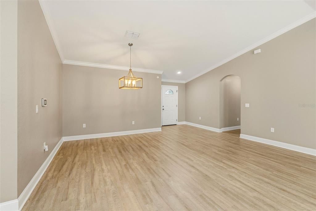 待售: $640,000 (5 贝兹, 3 浴室, 2400 平方英尺)