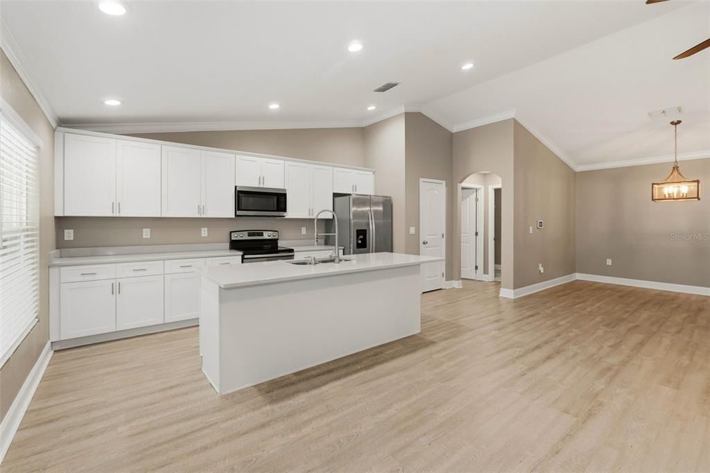 待售: $640,000 (5 贝兹, 3 浴室, 2400 平方英尺)