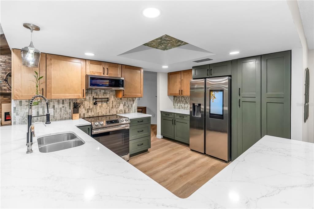 Под контрактом: $509,000 (3 спален, 2 ванн, 2313 Квадратных фут)