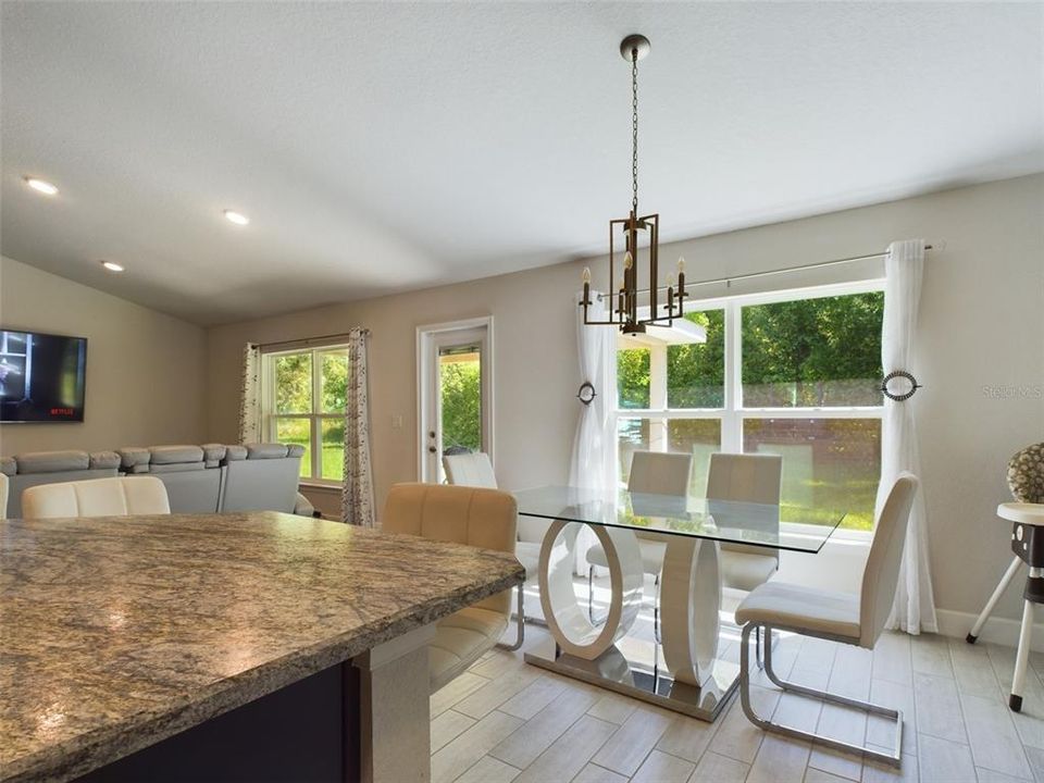 待售: $325,000 (4 贝兹, 2 浴室, 1758 平方英尺)