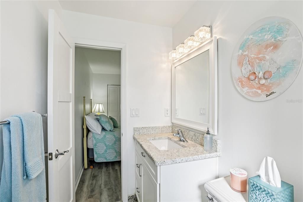 На продажу: $235,900 (2 спален, 2 ванн, 1170 Квадратных фут)