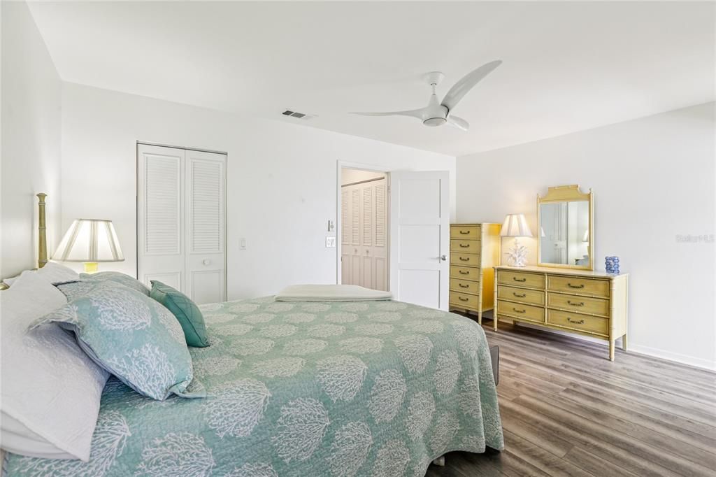 На продажу: $235,900 (2 спален, 2 ванн, 1170 Квадратных фут)