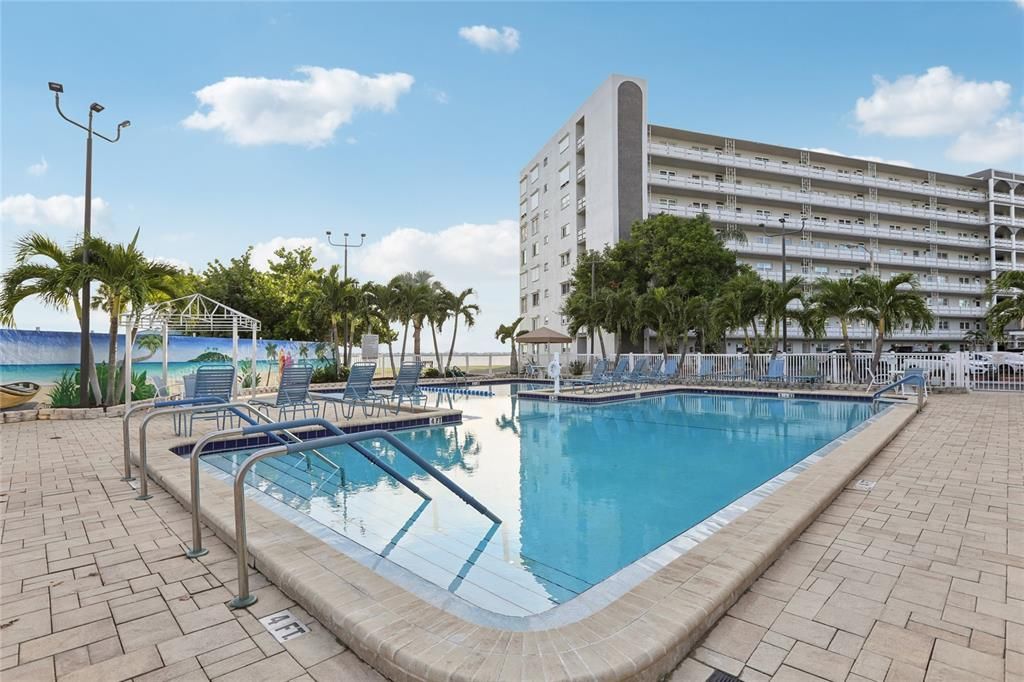 На продажу: $235,900 (2 спален, 2 ванн, 1170 Квадратных фут)