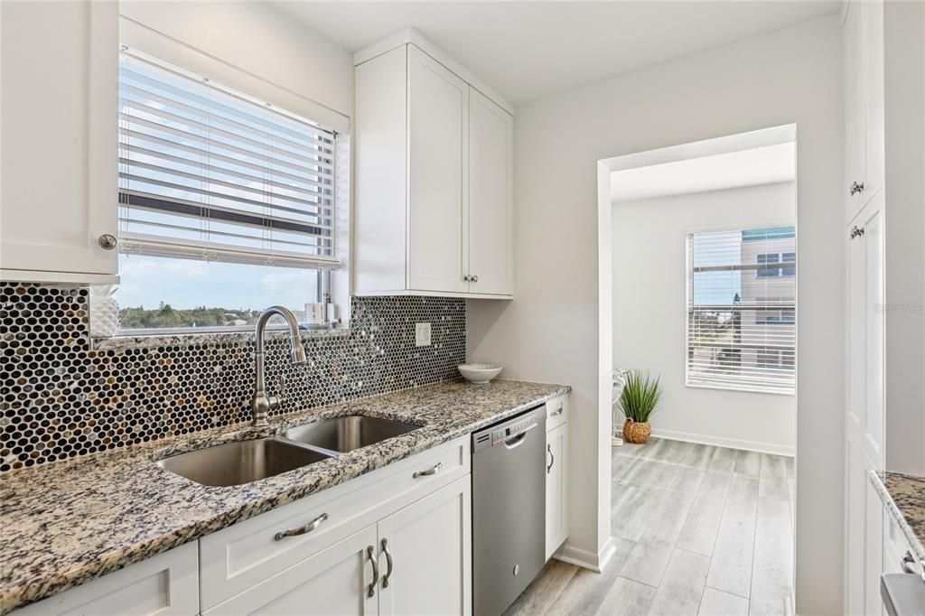 На продажу: $235,900 (2 спален, 2 ванн, 1170 Квадратных фут)