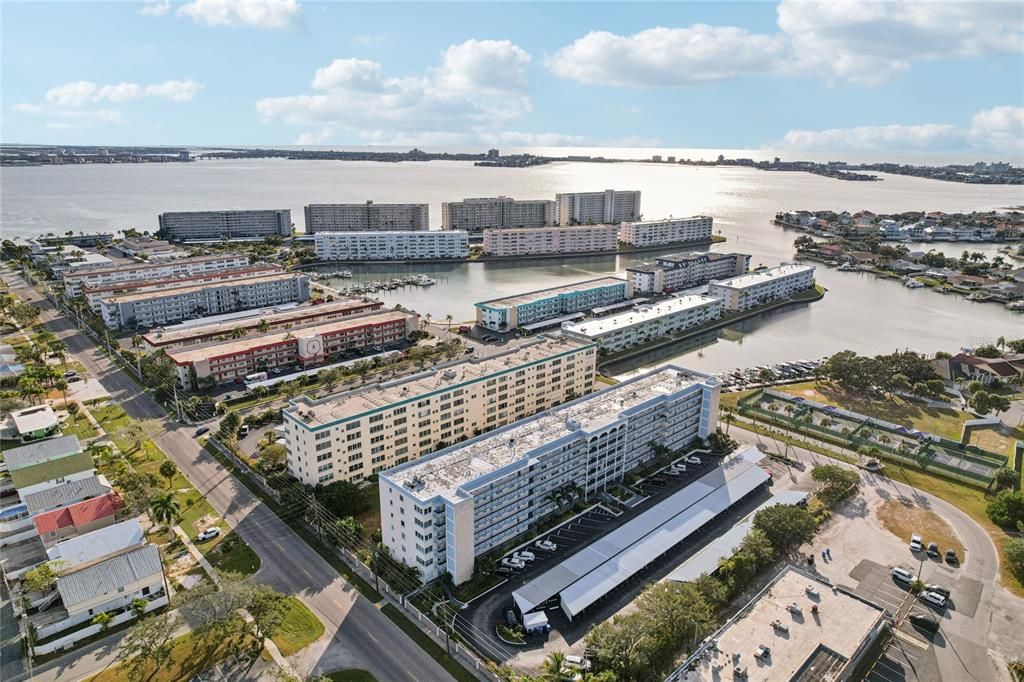 На продажу: $235,900 (2 спален, 2 ванн, 1170 Квадратных фут)