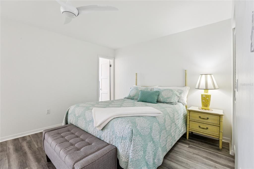 На продажу: $235,900 (2 спален, 2 ванн, 1170 Квадратных фут)