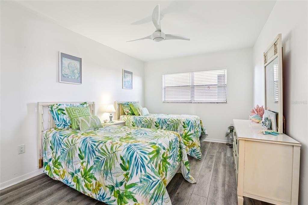 На продажу: $235,900 (2 спален, 2 ванн, 1170 Квадратных фут)