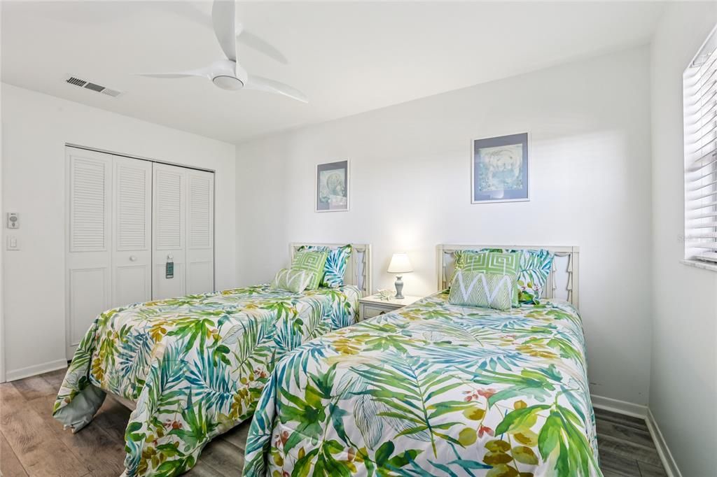 На продажу: $235,900 (2 спален, 2 ванн, 1170 Квадратных фут)