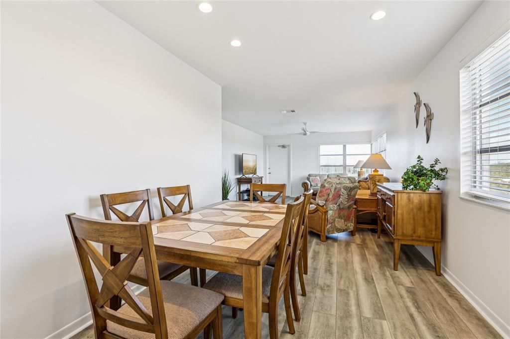 На продажу: $235,900 (2 спален, 2 ванн, 1170 Квадратных фут)