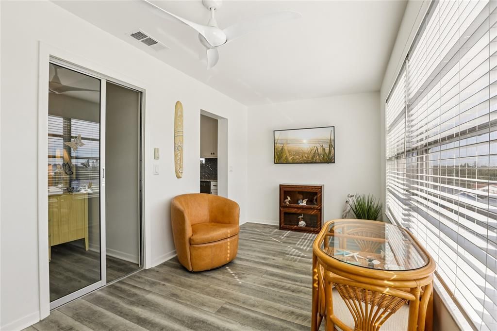 На продажу: $235,900 (2 спален, 2 ванн, 1170 Квадратных фут)