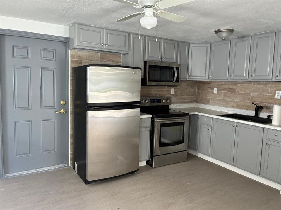 На продажу: $264,990 (4 спален, 2 ванн, 1230 Квадратных фут)