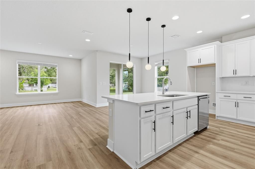 Activo con contrato: $449,995 (4 camas, 2 baños, 1920 Pies cuadrados)