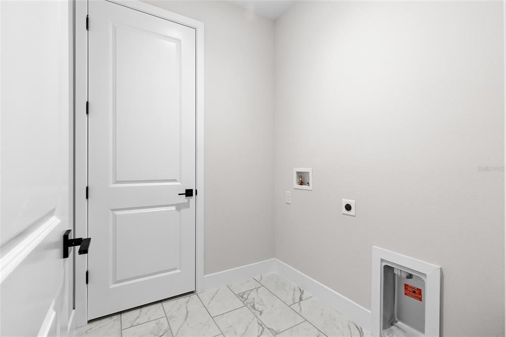 Activo con contrato: $449,995 (4 camas, 2 baños, 1920 Pies cuadrados)