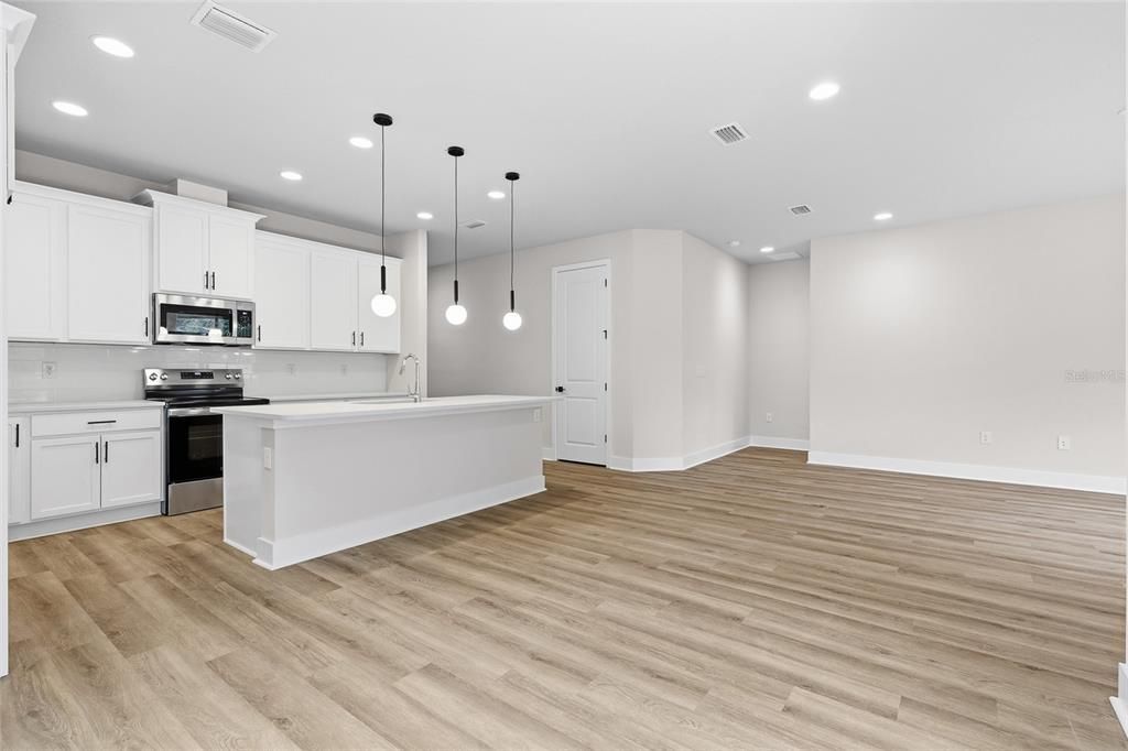 Activo con contrato: $449,995 (4 camas, 2 baños, 1920 Pies cuadrados)