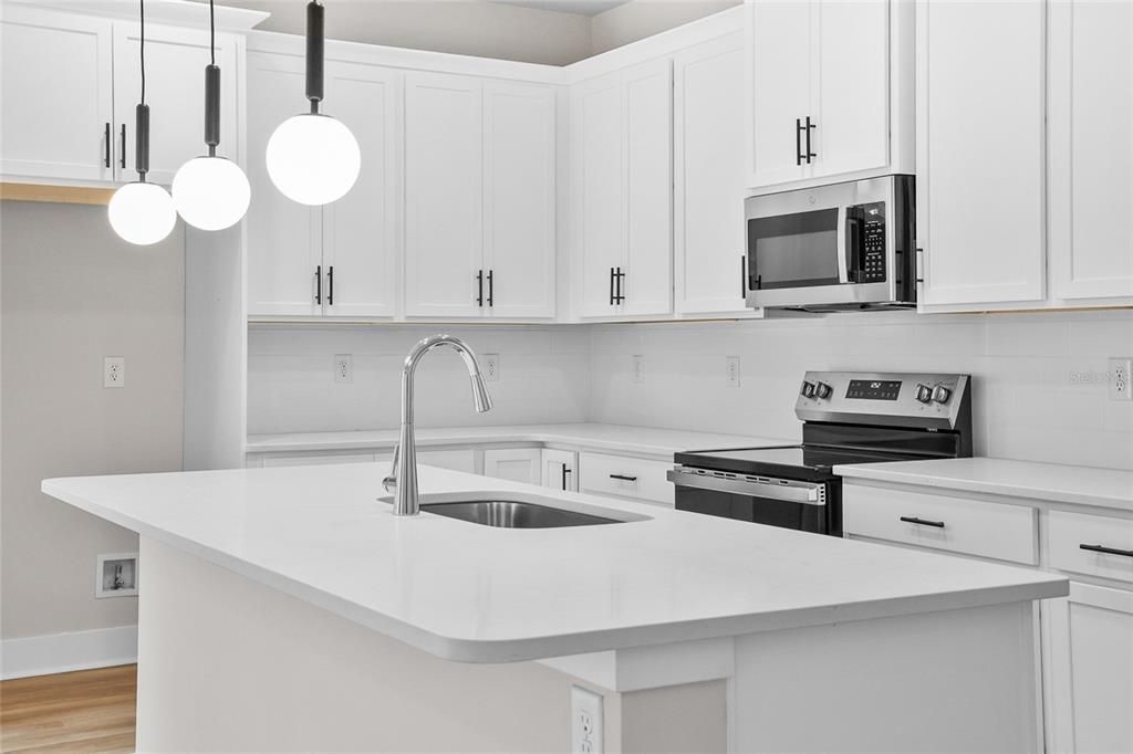 Activo con contrato: $449,995 (4 camas, 2 baños, 1920 Pies cuadrados)