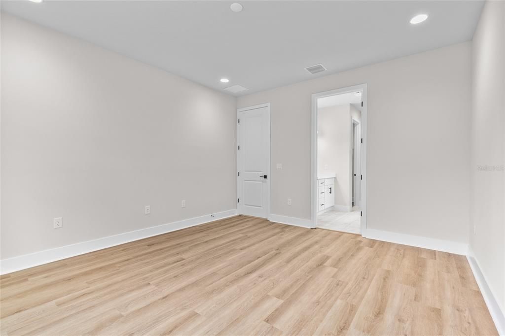 Activo con contrato: $449,995 (4 camas, 2 baños, 1920 Pies cuadrados)