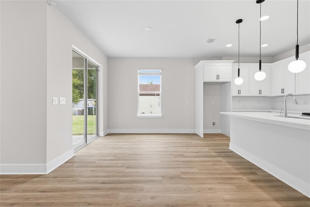 Activo con contrato: $449,995 (4 camas, 2 baños, 1920 Pies cuadrados)