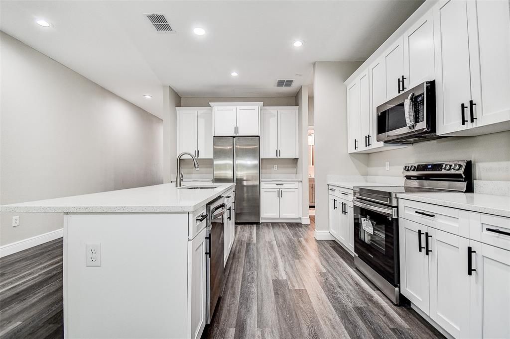 For Sale: $319,900 (3 beds, 2 baths, 1569 Square Feet)