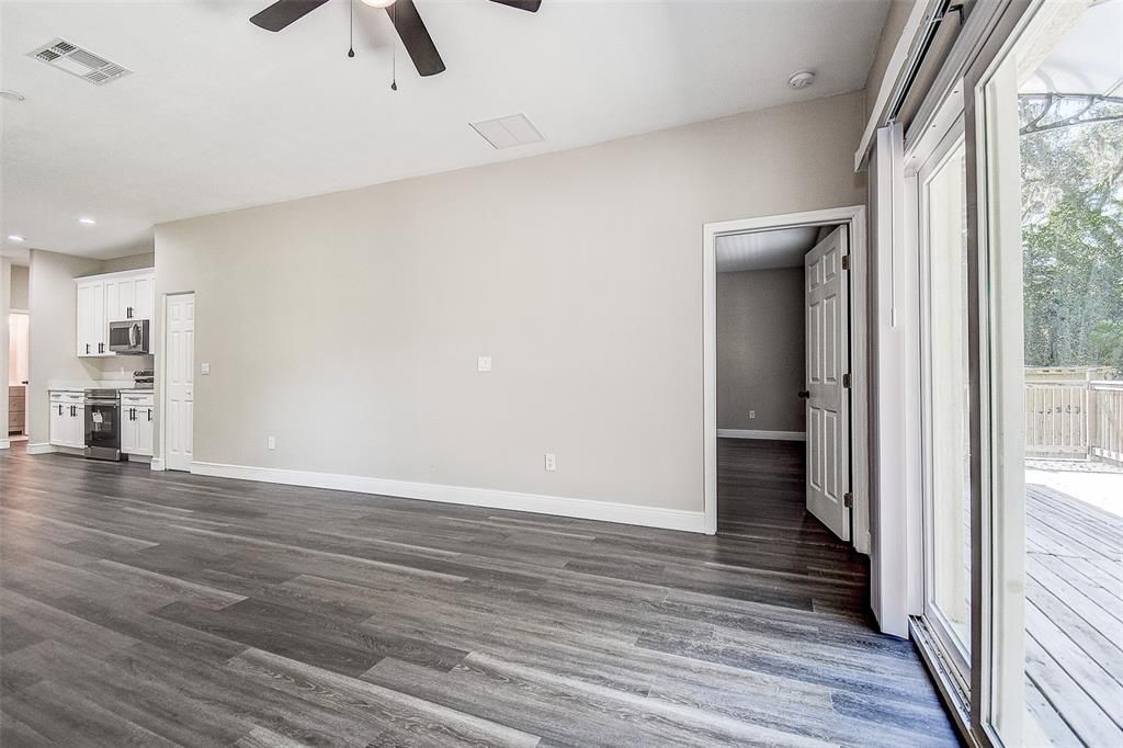 For Sale: $319,900 (3 beds, 2 baths, 1569 Square Feet)