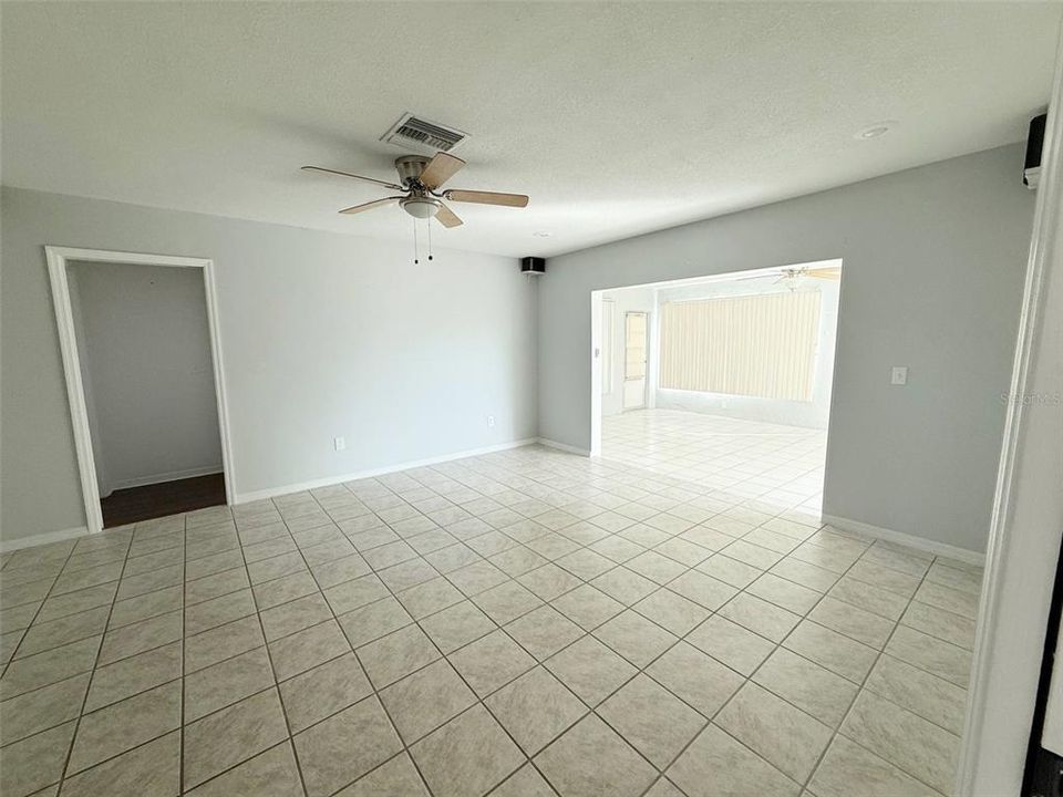 For Sale: $299,900 (2 beds, 2 baths, 1860 Square Feet)