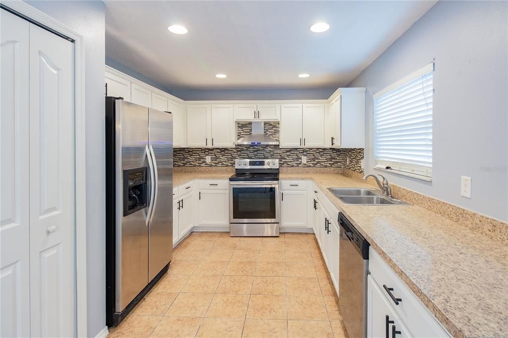 В аренду: $2,300 (4 спален, 2 ванн, 2227 Квадратных фут)