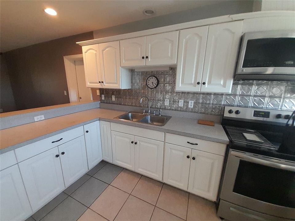 For Sale: $495,000 (3 beds, 3 baths, 936 Square Feet)