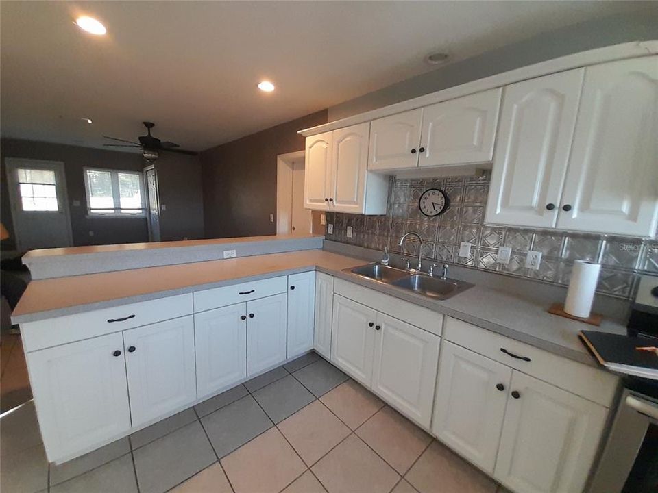 For Sale: $495,000 (3 beds, 3 baths, 936 Square Feet)