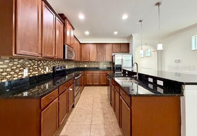 En Venta: $525,000 (4 camas, 2 baños, 2112 Pies cuadrados)