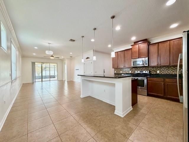 En Venta: $525,000 (4 camas, 2 baños, 2112 Pies cuadrados)