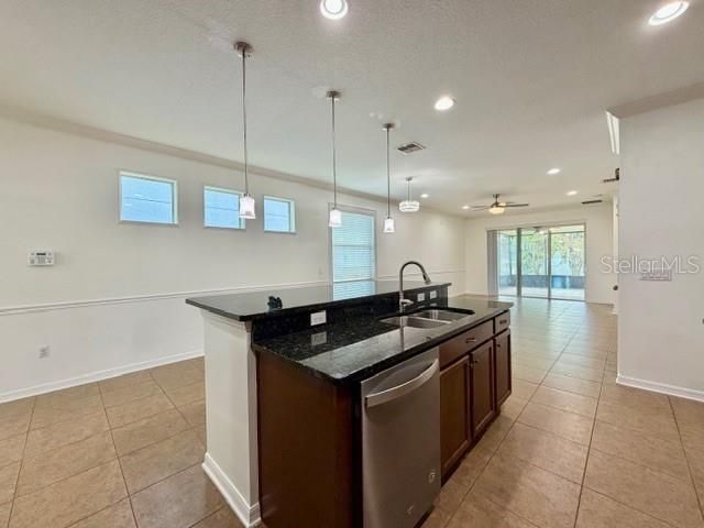 En Venta: $525,000 (4 camas, 2 baños, 2112 Pies cuadrados)