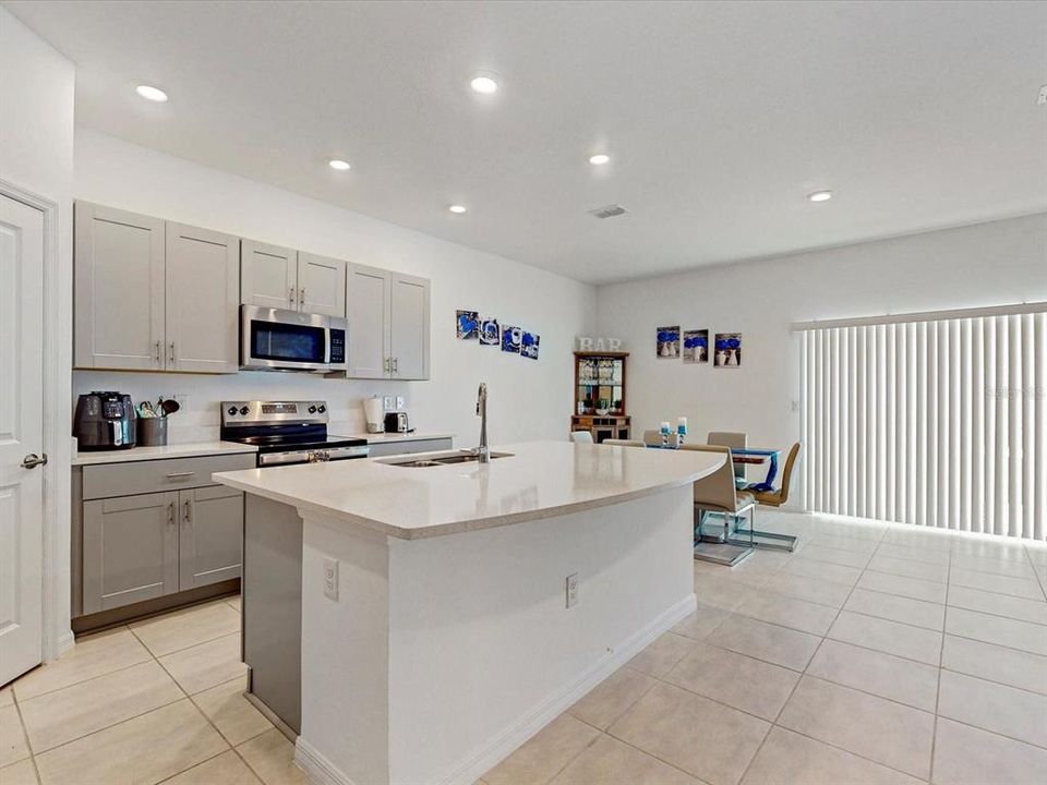 待售: $263,988 (3 贝兹, 2 浴室, 1373 平方英尺)