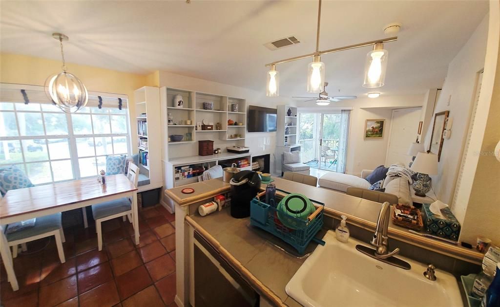 待售: $239,000 (1 贝兹, 1 浴室, 785 平方英尺)