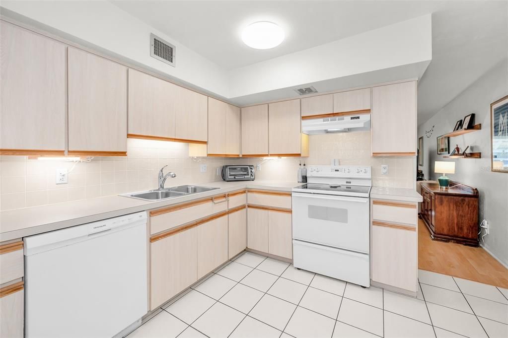 Active With Contract: $134,900 (2 beds, 2 baths, 875 Square Feet)