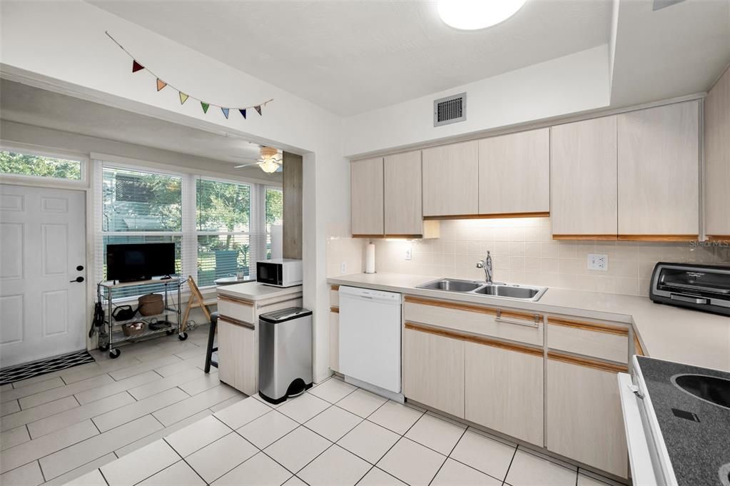 Active With Contract: $134,900 (2 beds, 2 baths, 875 Square Feet)