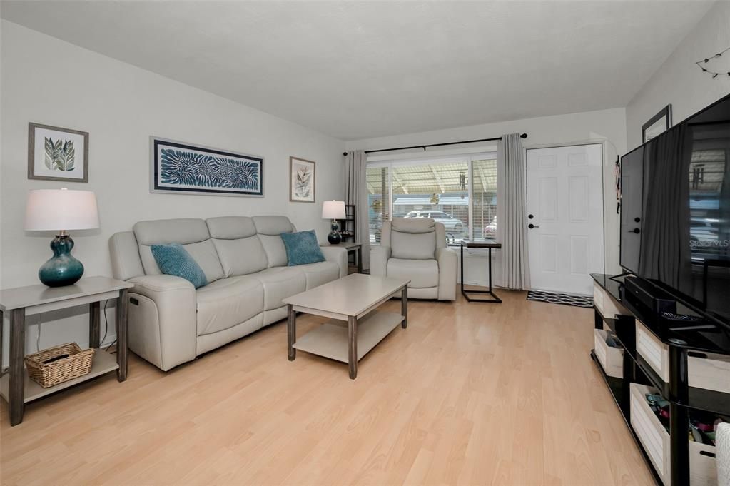 Active With Contract: $134,900 (2 beds, 2 baths, 875 Square Feet)