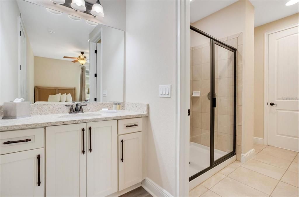 На продажу: $1,000,000 (9 спален, 8 ванн, 5142 Квадратных фут)