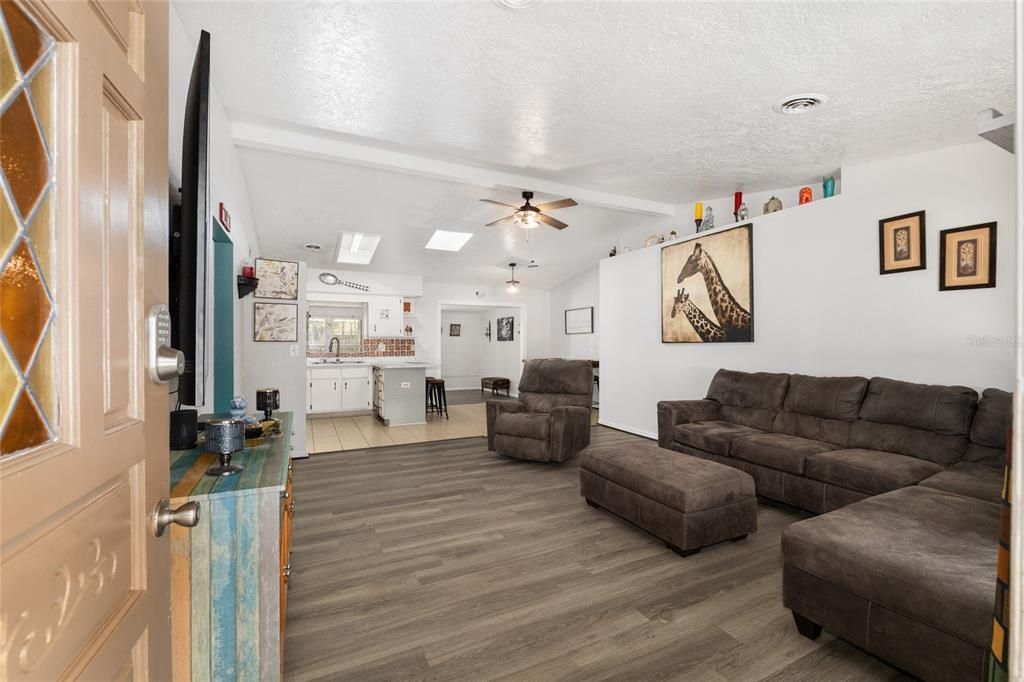 For Sale: $249,900 (3 beds, 2 baths, 1504 Square Feet)