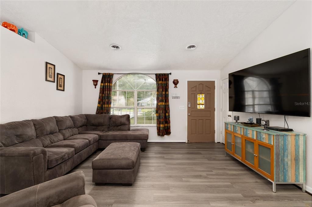 For Sale: $249,900 (3 beds, 2 baths, 1504 Square Feet)