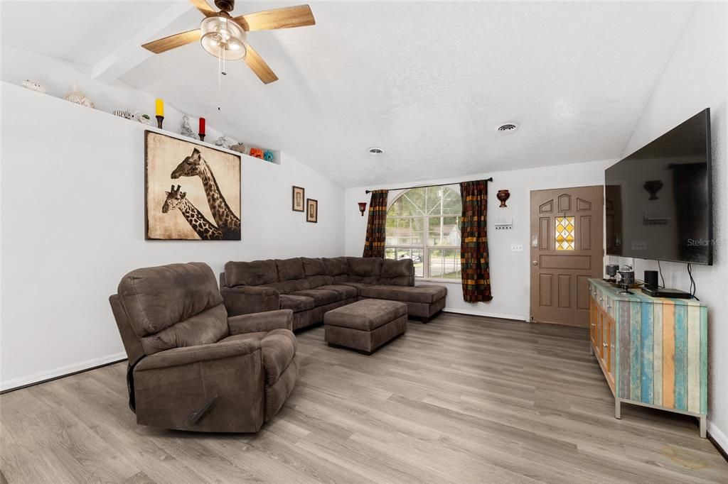 For Sale: $249,900 (3 beds, 2 baths, 1504 Square Feet)