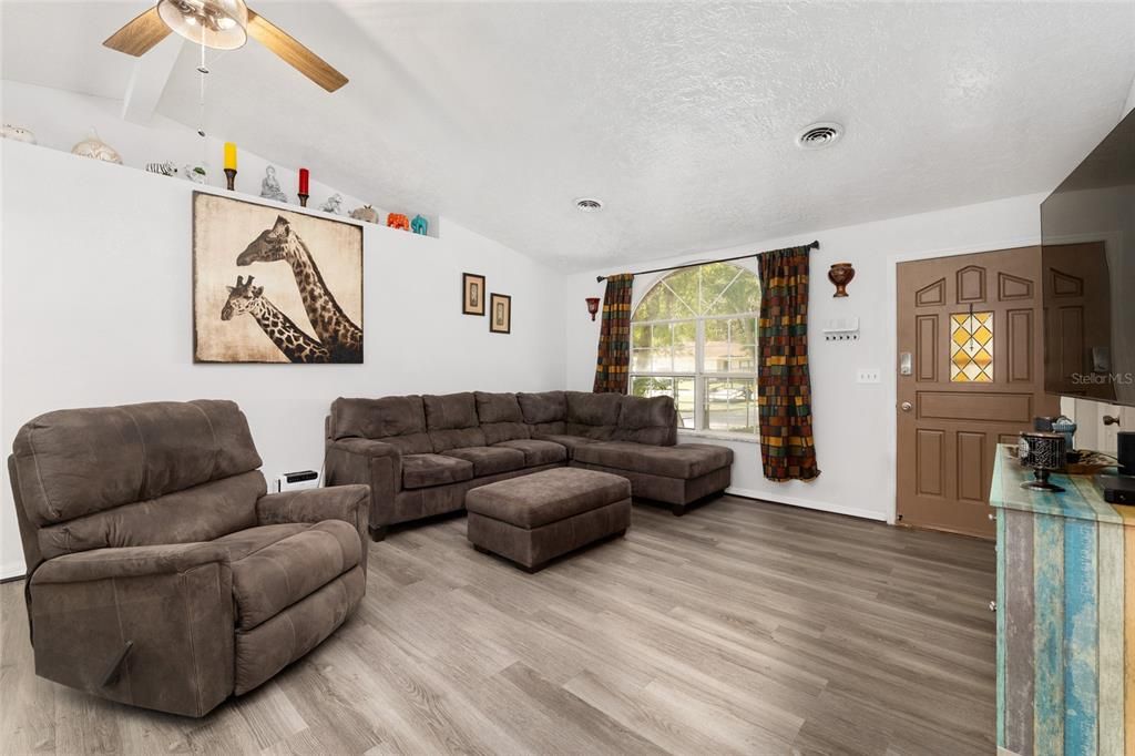 For Sale: $249,900 (3 beds, 2 baths, 1504 Square Feet)