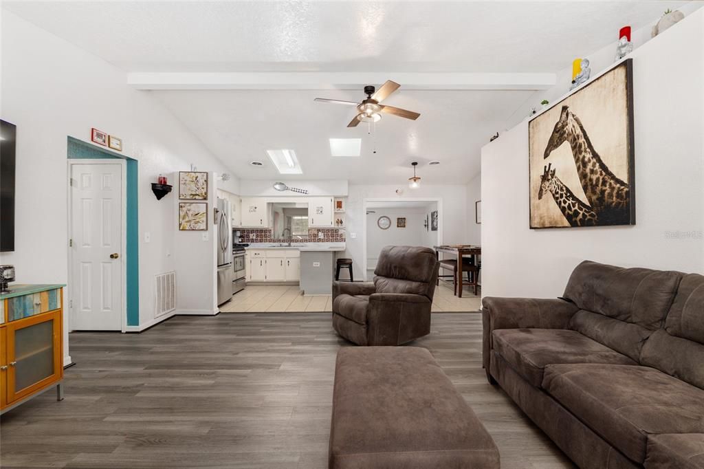 For Sale: $249,900 (3 beds, 2 baths, 1504 Square Feet)