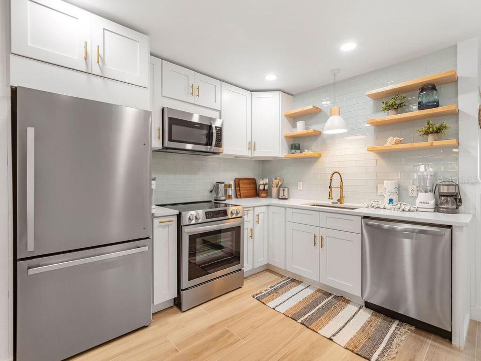 For Sale: $799,990 (2 beds, 2 baths, 958 Square Feet)