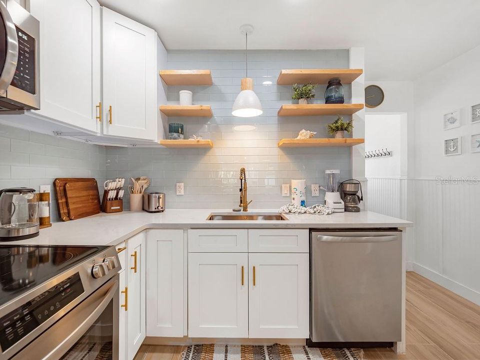 For Sale: $799,990 (2 beds, 2 baths, 958 Square Feet)